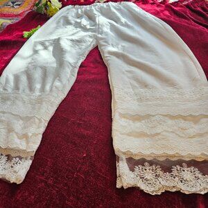 ALL COTTON .LACE AND EYELET PETTIPANTS SIZE LARGE NWOT